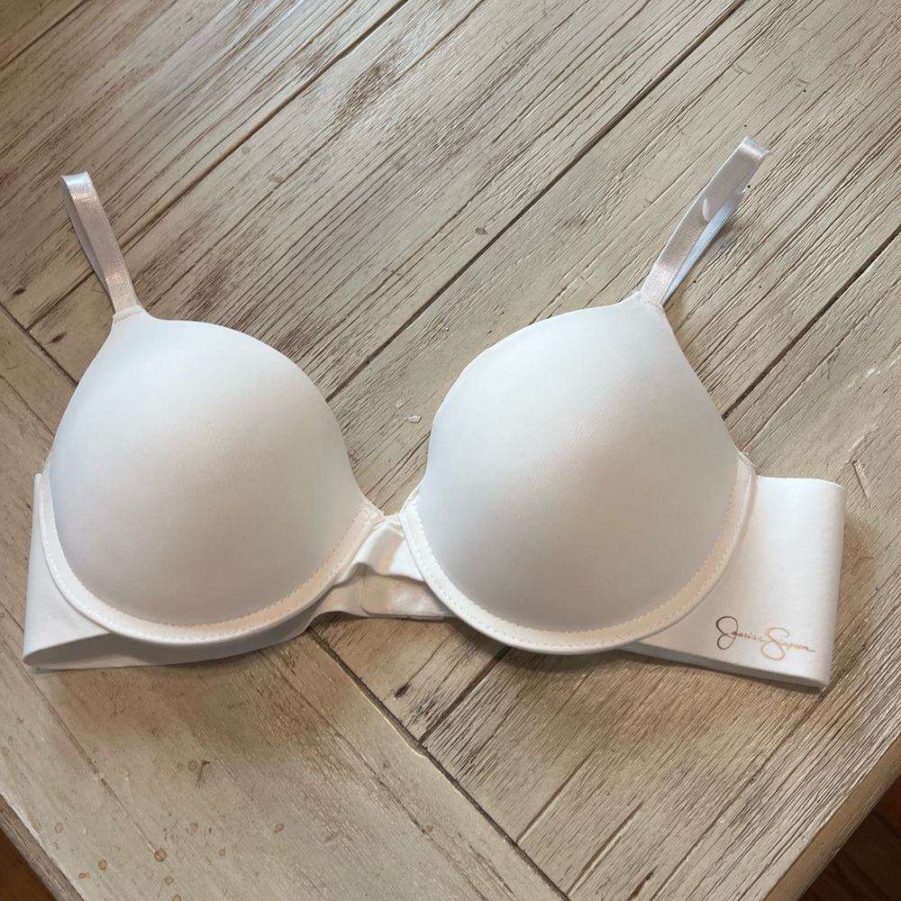 Jessica Simpson bra
